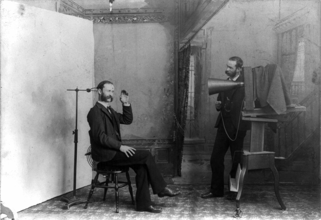 En rymlig och professionell fotostudio med vit bakgrund och avancerad belysningsutrustning.