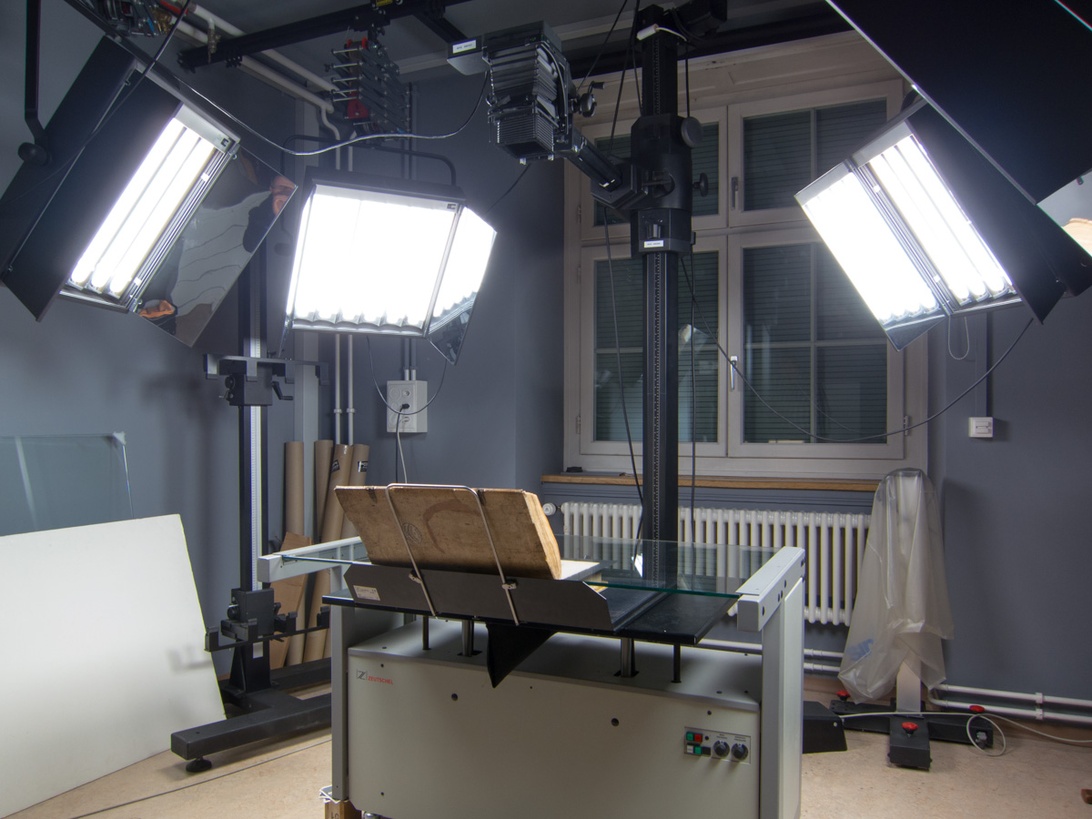 Närbild på professionell fotoutrustning, inklusive en kamera och Profoto-blixtar.